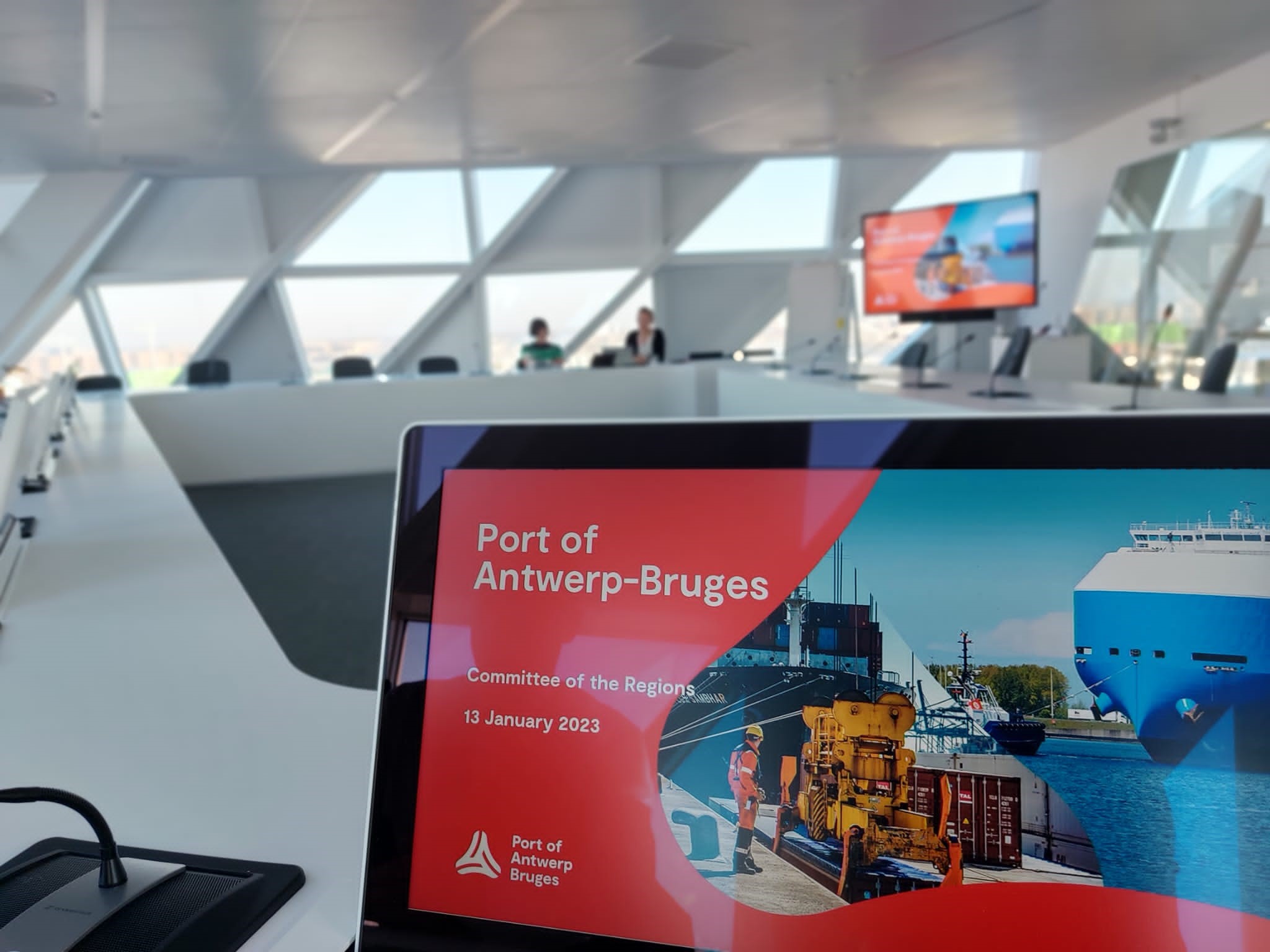 photo-meeting_52690635756_o