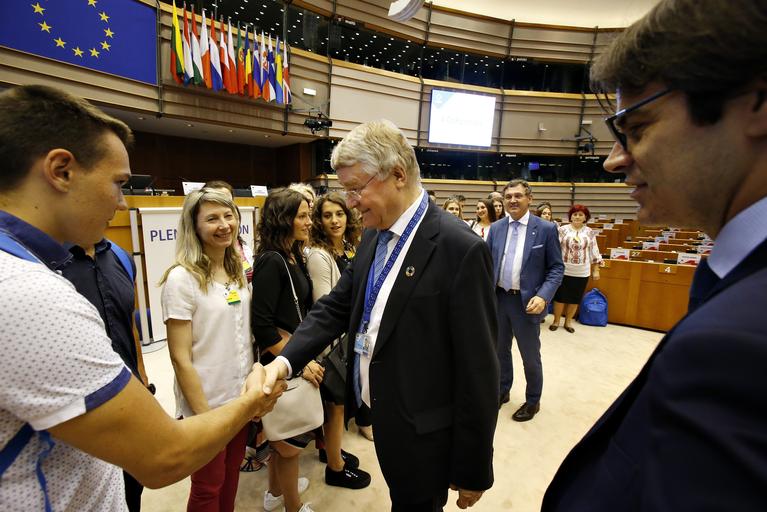 EA school competition winners with CoR First Vice-President, Markku Markkula