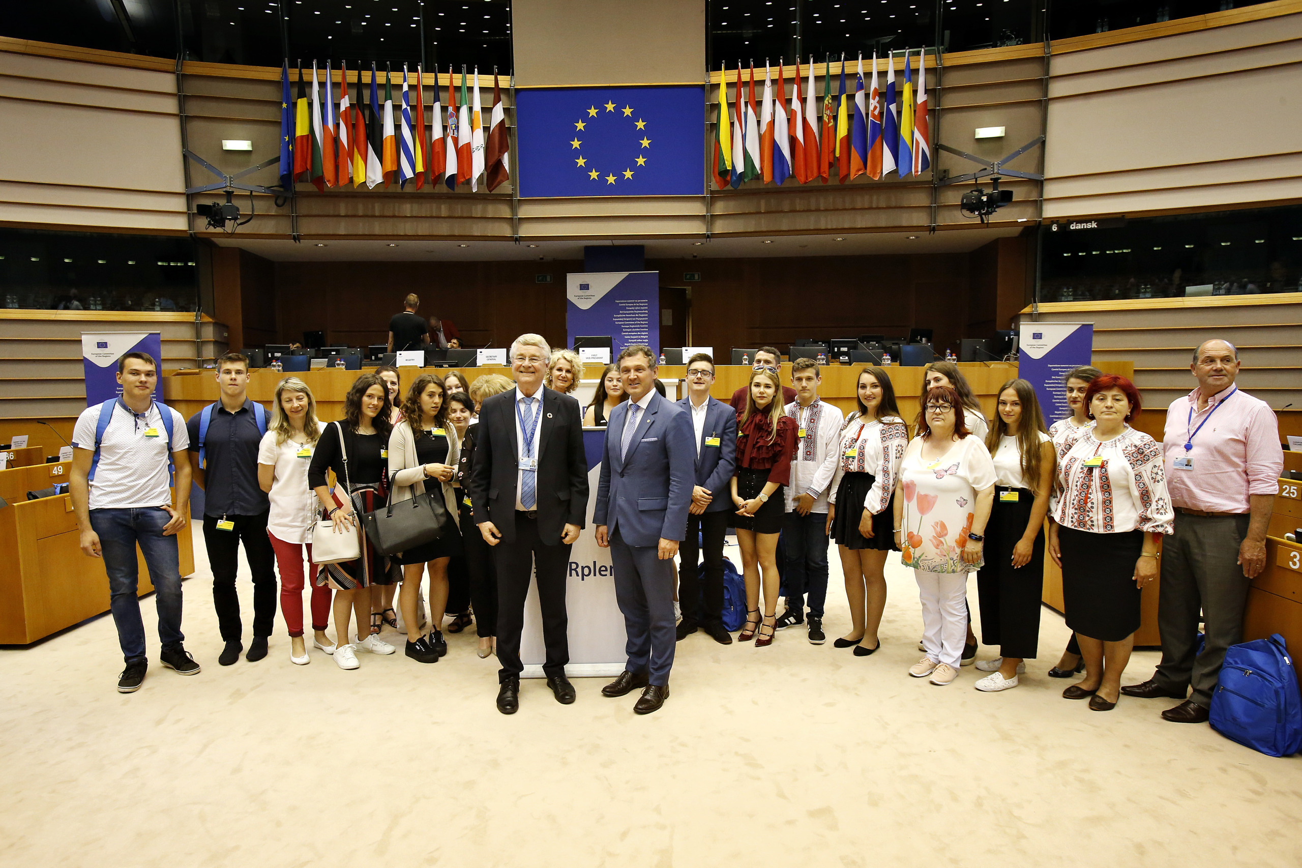 EA school competition winners with CoR First Vice-President, Markku Markkula