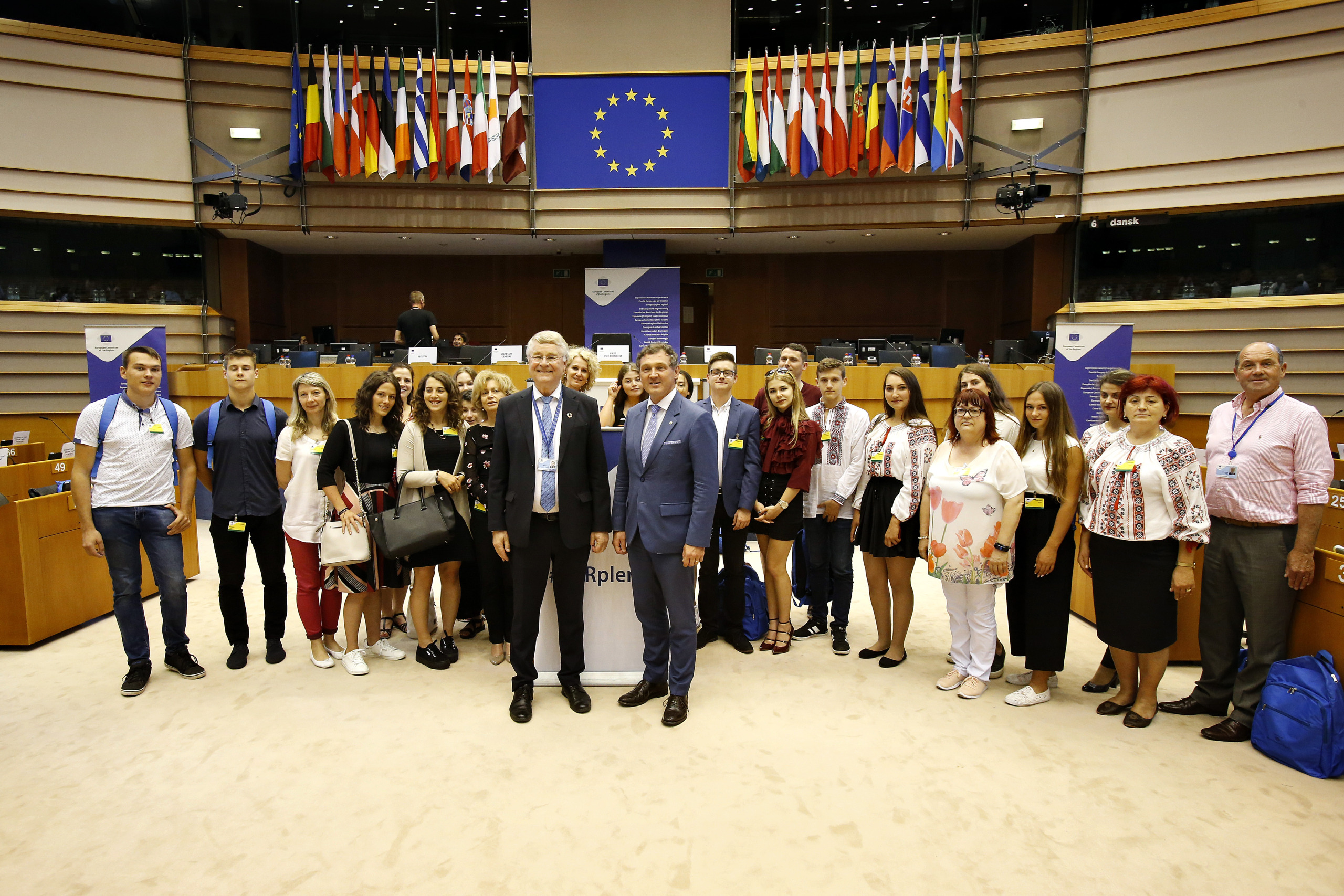 EA school competition winners with CoR First Vice-President, Markku Markkula