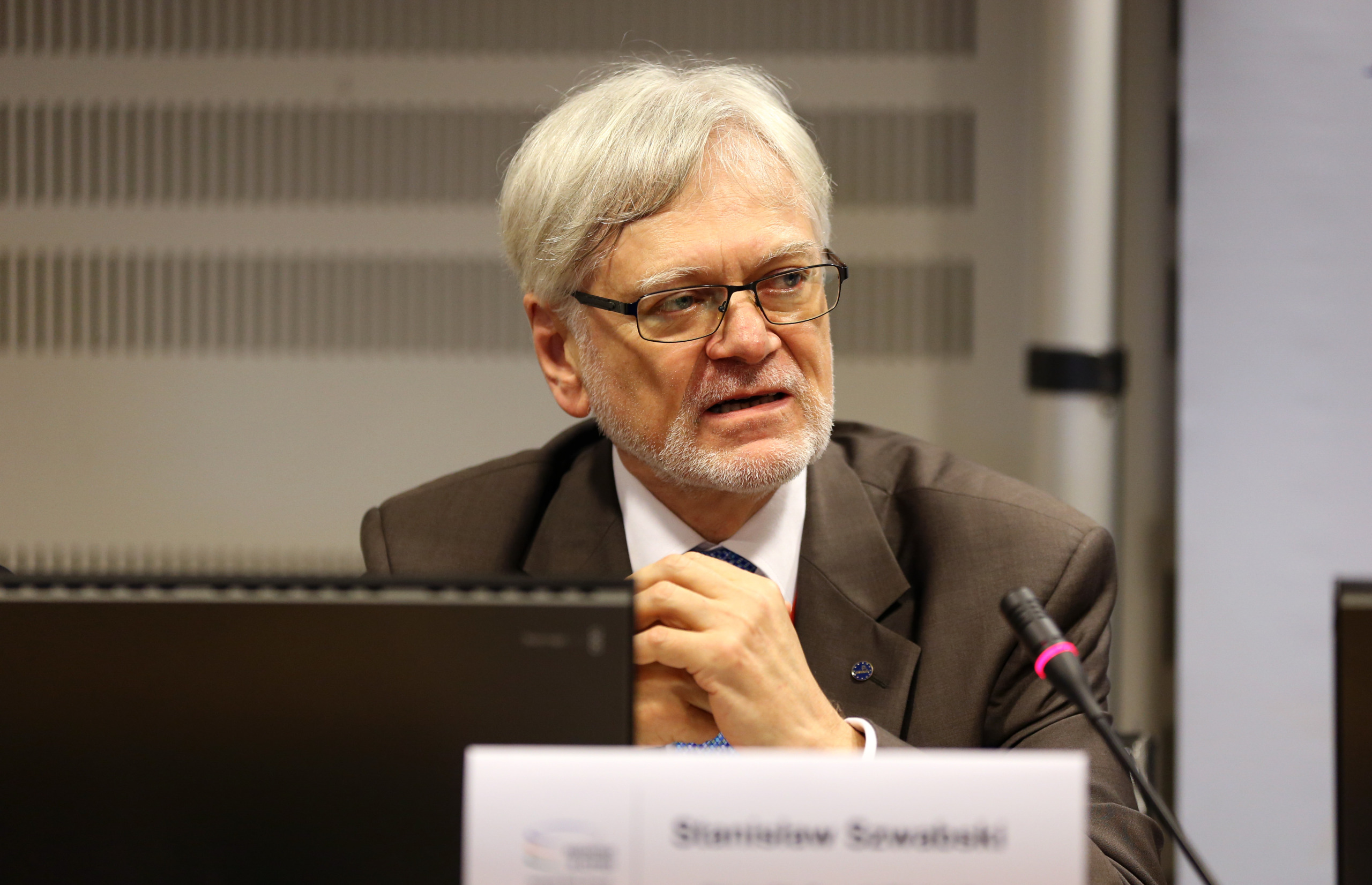 10A8 –  Strengthening the role of nations and regions in economi